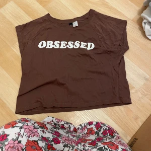5 olika tröjor/toppar - Bild 1: Som ny (H&m) Bild 2: okej skick (Gina trico) M Bild 3: Bra skick (h&m) M men skulle nog säga ändå S Bild 4: Bra skick ( h&m) M Bild 5: Bra skick (Gina) M Priset ligger mellan 20-50 kr per plagg