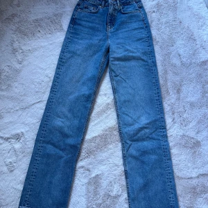Blå jeans från Pieces - Säljer ett par snygga blå jeans från Pieces. De har en klassisk straight fit och är högmidjade för en bekväm passform. Perfekta för både vardag och fest! 🦋W25 L32