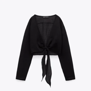 satinblus -  Superfin satinblus från Zara i storlek XS med knut fram🤩🤩