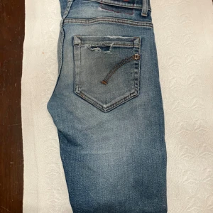 Dondup jeans - Säljer dessa feta dondup jeans med snyggt slitagd vid fickorna