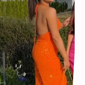 Jumpsuit  - Jumpsuit med öppen rygg, den är i nytt skick använt enbart EN kväll.  (Pris kan diskuteras vid snabb affär) 