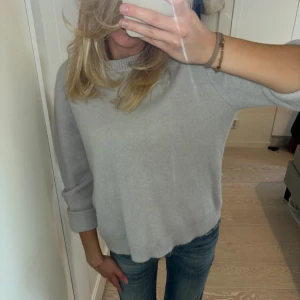 Stickad tröja i alpackaull  - Superfin stickad tröja frpn Gant i alpackaull😍 storlek L men har krympt lite i tvätten och sitter snyggt på mig som normalt har xs/s