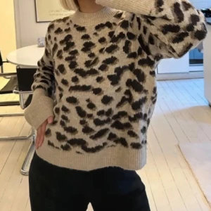 stickad tröja  - stickad tröja med leopard mönster. nästan aldrig använd och inga defekter 