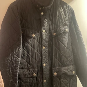 Barbour jacka  - Säljer nu min feta vårjacka då jag inte längre använder den. Storlek M  Har en liten slitning som jag knappt såg fanns, slitningen ser du på bilderna. Ny pris tror jag ligger på ca 3000+.