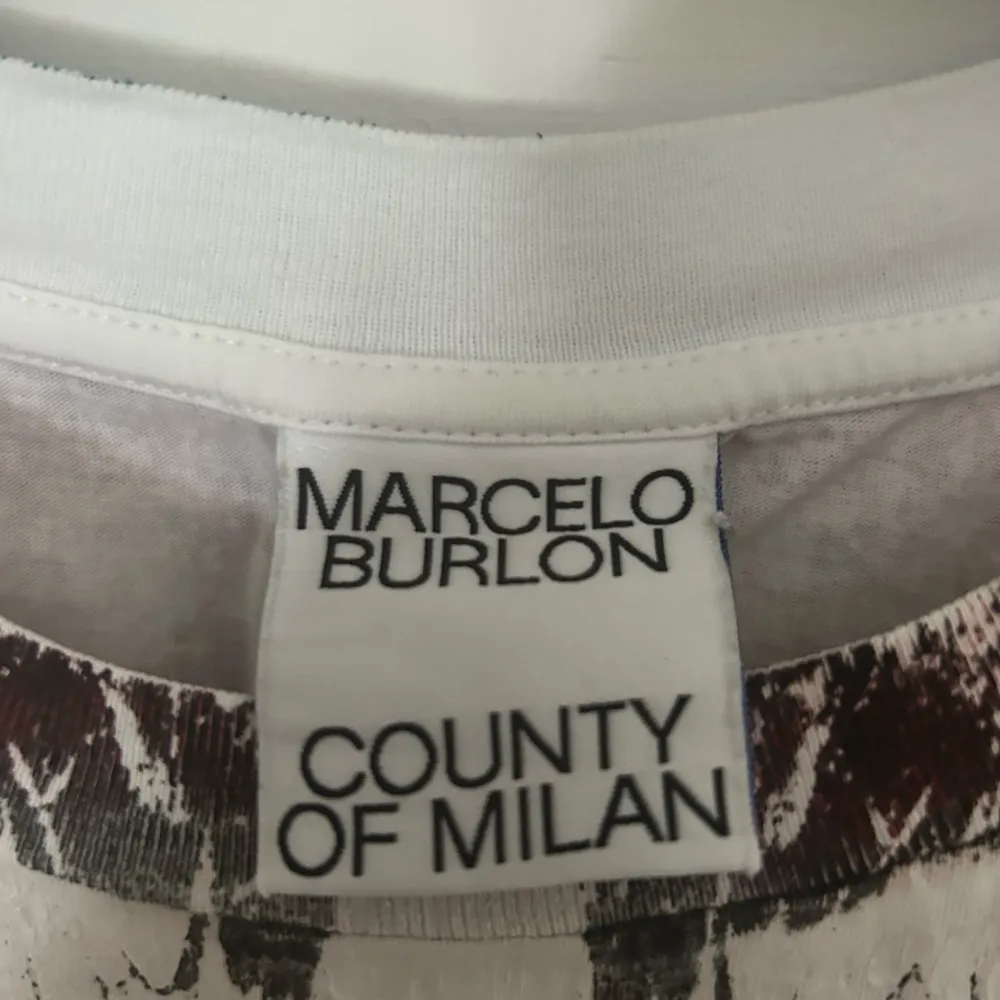 Hej vill nu sälja min marcelo burlon tshirt pga den inte kommer till användning, använd i 2 månader några gånger men annars ligger den bara i garderoben. Den är som ny, storleken är XS men den e stor i storleken så den passar S och kan passa M också.. T-shirts.