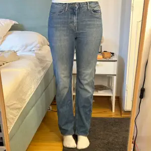 Jeans från tiger of sweden. Sitter midwaist och är vida. Använda men i väldigt bra skick🤗 Sitter lite tajt på mig (brukar bära M på byxor) 