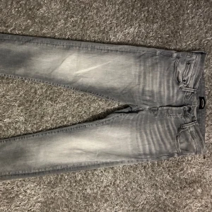 Jack and Jones jeans slim glenn  - Jätte fint skick använda i cirka 5 månader. Köpt för 900 säljer för 239