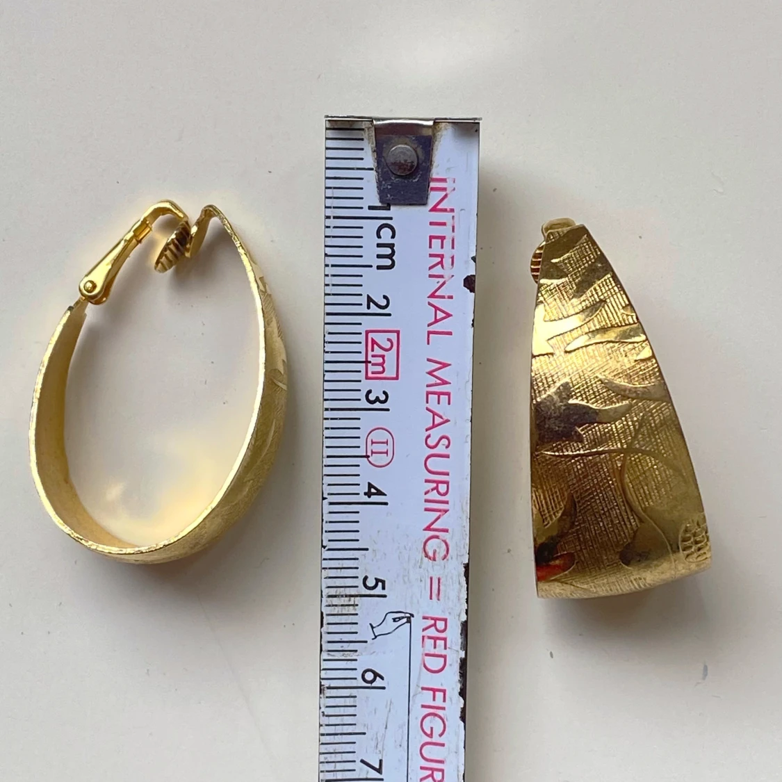 Guldiga örhängen med mönster - 92