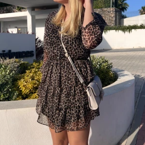 Leopard klänning🐆 - Jättefin klänning i leopardmönster från Gina tricot! Använt 1-2 gånger så i väldigt fint skick🥰