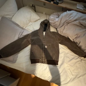Carhartt work jacket - Storleken är i amerikansk YOUTH XL Säljer pågrund av att den var för liten för mig (har st M, är 184cm) Den passar för er som har storlek xs/s beroende på vilken passform du vill ha.  Kvaliteten är väldigt bra.