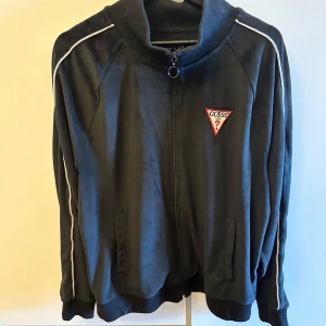 Guess velvet tracksuit - Guess velvet tracksuit Storlek L  Kan gå ner lite i pris vid snabb affär