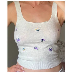 Stickat linne med blommor 💐 - Stickat linne med blommor från BikBok 💐🌸🌻🌺 Strl S