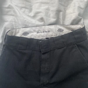 Dickies byxor - Fina dickies byxor i bra skick💫 Kommer inte till användning längre därav tänkte jag säja de✨ Storleken är w24 och de passar mig som är 160🌸 