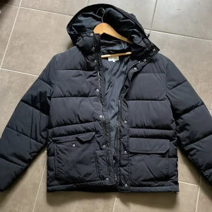 East West jacka - Svart dunjacka från East West i gott skick Nypris: 2000kr 