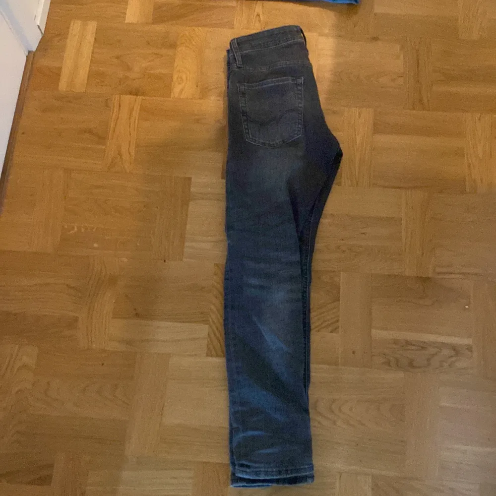 Hej, säljer nu mina Jack and Jones jeans båda är storlek 28/30 riktigt snygga och bra kvalitet inga hål eller något!!. Jeans & Byxor.