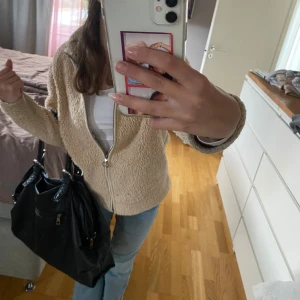 Teddy jacka - En fluffig jacka jag har haft länge men nu är för liten💗 storlek 150! (Säljs inte längre)