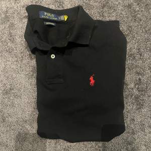 Säljer min nästan oanvända Ralph Lauren Piké/ Polo i svart färg och storlek S. Nytt pris 1399 - mitt pris 599. Skick 10/10, passar bäst för dig som är runt 172. DM vid intresse 🤝💯