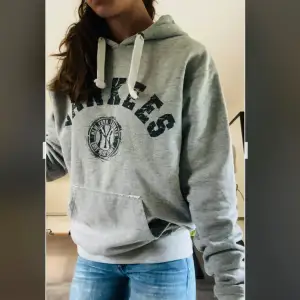 Ascool Yankees 2000s hoodie från Majestic Athletic!! Strl S men skulle säga att den passar allt ifrån XXS till XXL beroende på hur man vill att den ska sitta<3 SÄLJER BILLIGT