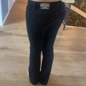 Lågmidjade bootcut jeans (crocker) - Säljer dessa supersnygga lågmidjade svarta jeansen i storlek xs/s. Bara att höra av sig dig om du undrar något❤️