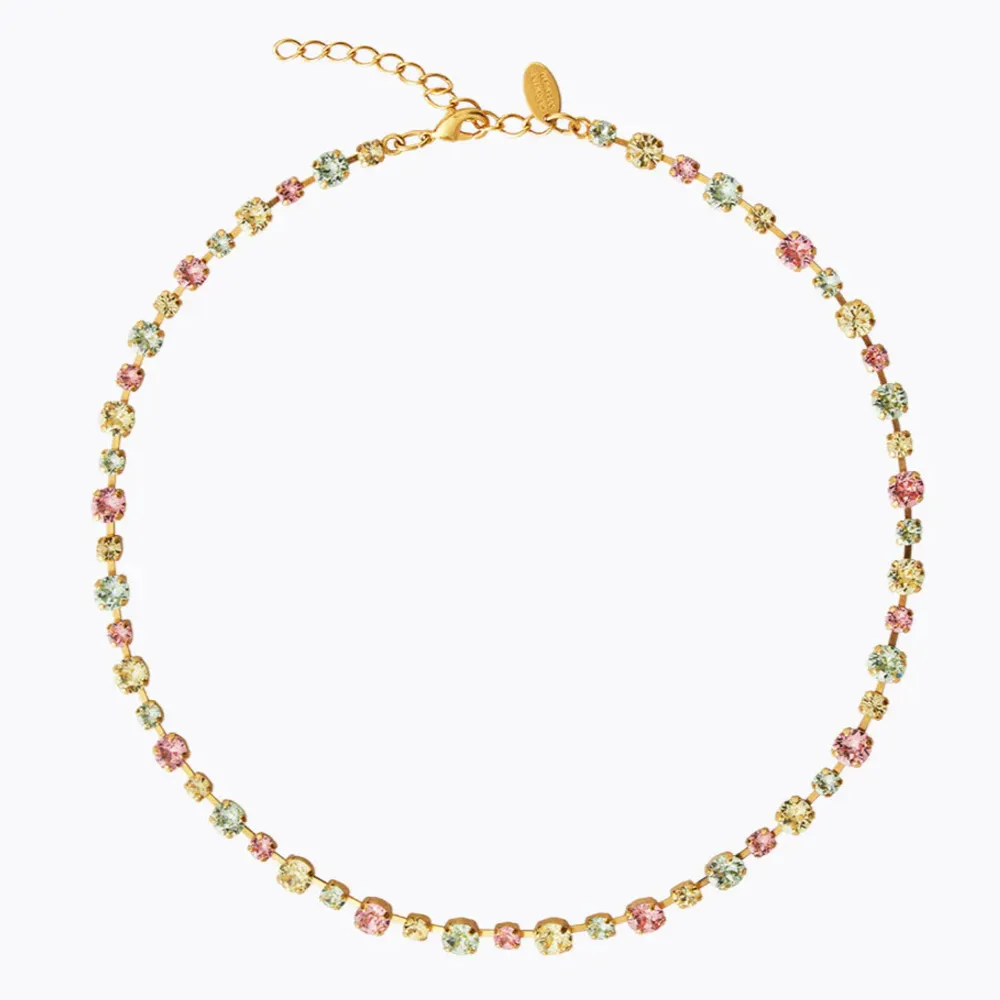 Säljer mitt sååå fina ”Calanthe Summer Combo” halsband från Caroline Svedbom som endast är använt en gång🩷💚💛 I nyskick och köpt för 1695 kr. Accessoarer.