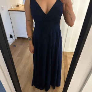 Balklänning  - Klänning helt oanvänd med lapparna kvar. Köpt för bara någon månader sen för 1299 kr.  Helt felfritt skick. :) 