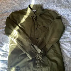 Overshirt från barbour med en trasig knapp. Storlek M 