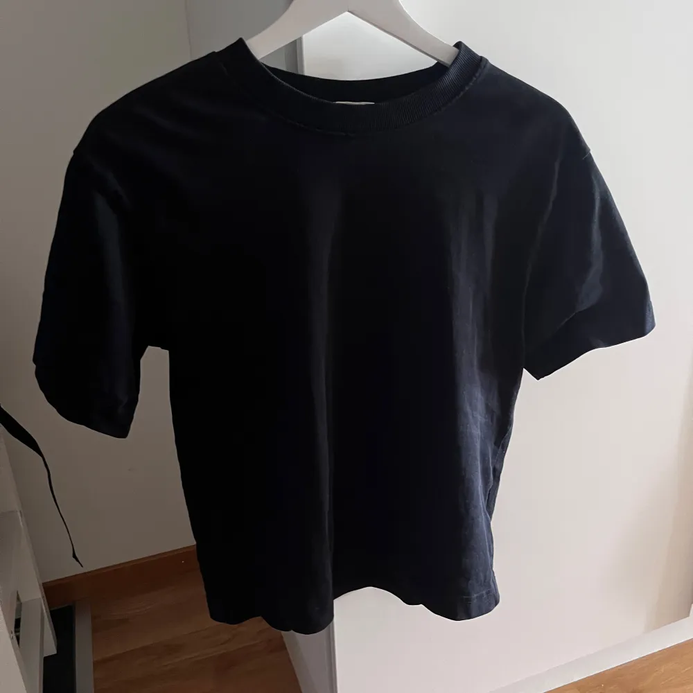 Basically Basics t-shirt från Gina Tricot i storlek S. Jag själv är en S/M för referens 💫💛. T-shirts.