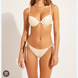 Calzedonia bikini  - Säljer denna Calzedonia Bikinin som är slutsåld överallt! Säljer pga för liten:( Köpte den för 450 