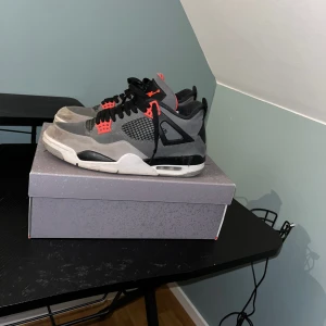 Jordan 4 - Säljer mina Jordan 4 i riktigt bra skick, lägg prisförslag