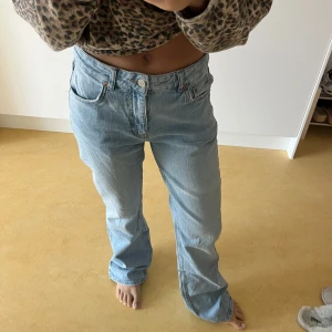 Gina tricot Perfect jeans ljusblå - Ginas Perfect jeans modell med liten bootcut. Bra skick förutom att dom är slitna nertill pga för långa för mig. Storlek 38