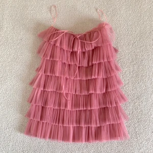 ZARA viral rosa tyllklänning - Otroligt vacker klänning från ZARA i tyll. Kan knytas runt halsen eller bäras som en bandeau klänning. Använd endast i någon timme, utan anmärkningar och i nyskick. Se gärna mina 900 andra annonser här 🌻