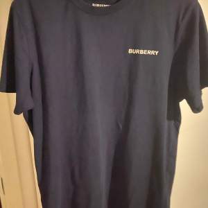 Burberry tahirt använt max 8 ggr jätte bra skick