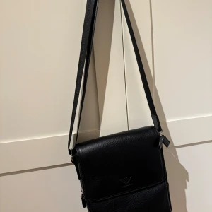 Giorgio Armani väska - AXELREMSVÄSKA - svart