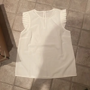 Vit blus  - Använd en gång, nyskick Osäker på om storleken är S eller XS
