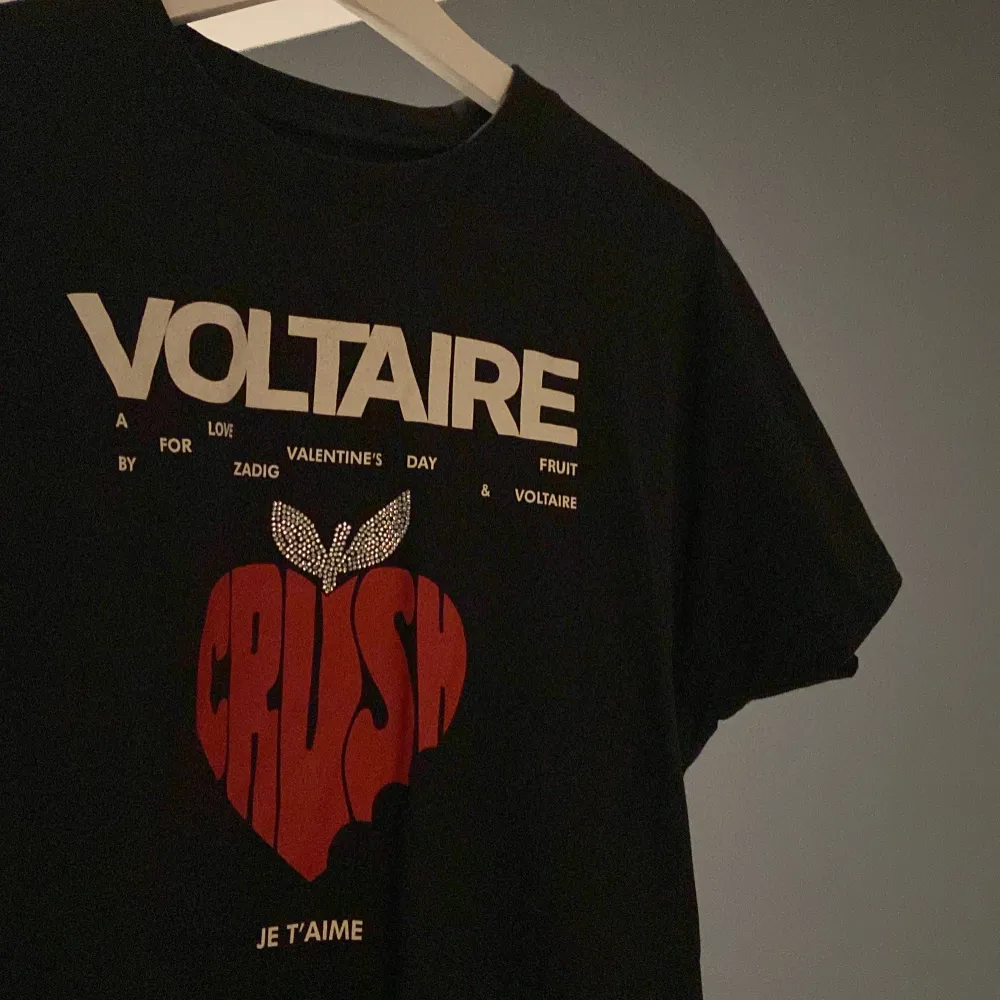 Zadig & Voltaire t-shirt. Modellen ser ut som ”avklippta” armar och där nere. Färg: Grå/svart 🩶❤️ Coolt tryck fram & bak. Glitter & rött. Helt ny, använd fåtal gånger.. T-shirts.