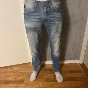 Jack and Jones jeans  - Hej, säljer nu mina Jack and Jones Jeans. Modellen är 185 cm och väger 70. Säljer demma jeans rätt dyrt eftersom dem inte säljs längre. Skriv vid frågor eller liknande😊