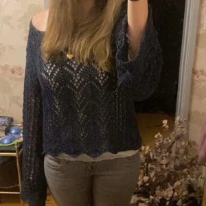 Virkad tröja - Säljer denna fina virkade tröja i en mörkblå färg ifrån Zara. Endast använd en gång. Superfin tröja nu till hösten med ett linne under💕💕