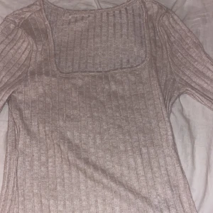 Tröja - Mjuk och fin tröja perfekt till hösten, obs är lite lite genomskinlig men fin ändå 💗 använt några gånger men i fint skick.