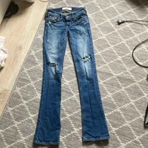 Lågmidjade jeans!!! - säljer dessa super fina lågmidjade jenas! Köpte hör på Plick men va tycärr aldeles för små. Midjemåttet är 36-37 o innerbenslängden är 81! Bilderna är lånade från förra säljaren då ja inte får på mig dom🎀
