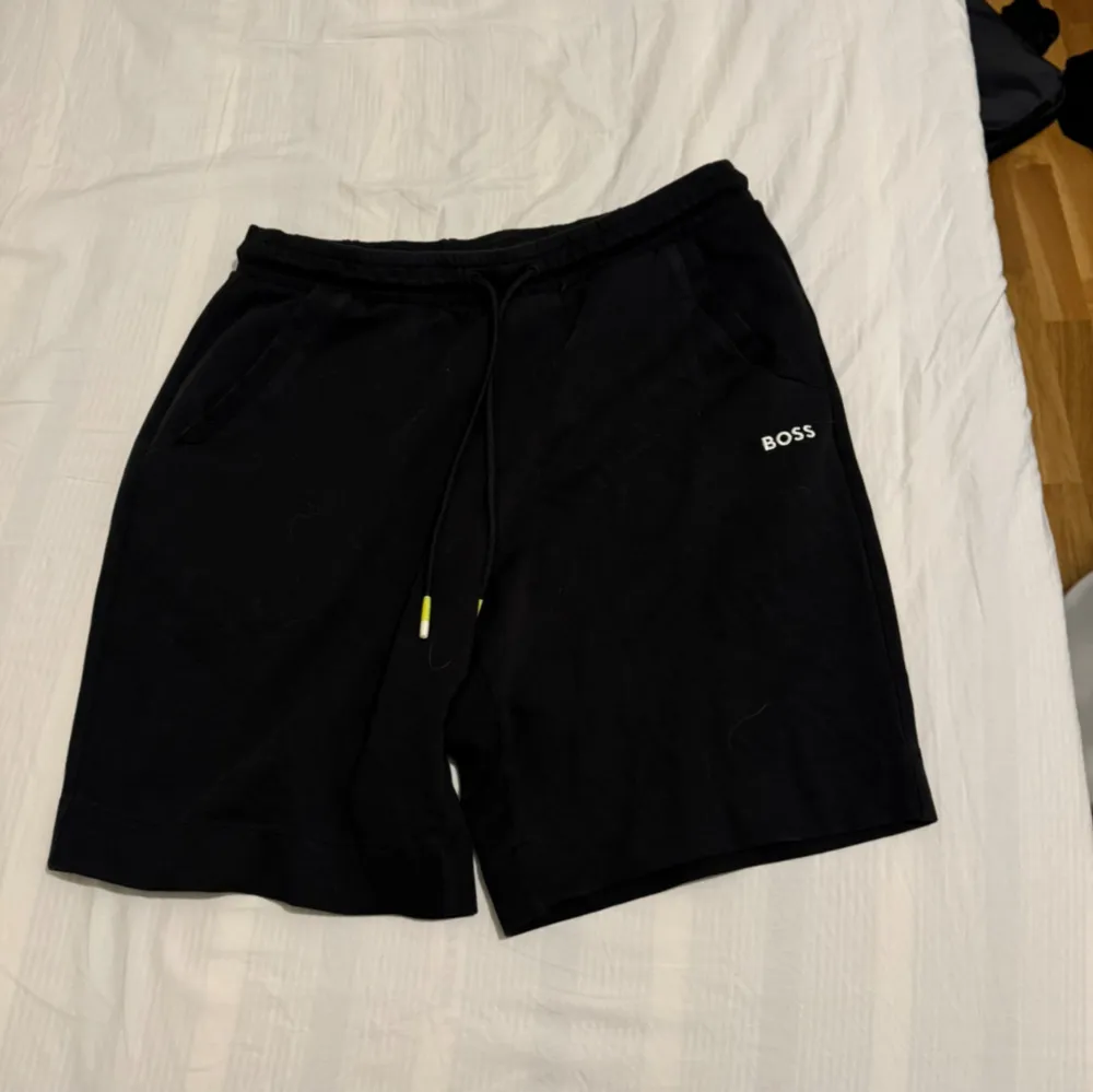 Hugo boss shorts i storlek M. Mycket bra skick. . Shorts.