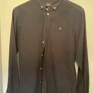 Morris skjorta  - Svart urtvättad skjorta från Morris. Riktigt snygg passform och bra skick fortfarande. Inga slitningar förutom färgen som har bleknat lite. Nypris runt 1199kr. Tveka inte att höra av dig vid minsta fundering!