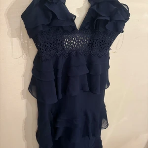 True decadence Sophia maxiklänning - Superfin marinblå klänning från True decadence!! Passar perfekt till bal eller andra mer uppklädda tillfällen💓 Går inte att få tag på längre, köpt i England💗 Använd en gång på min bal! 