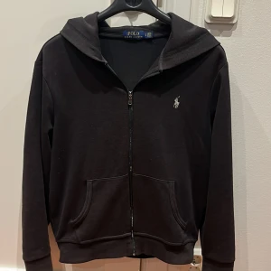 Ralph Lauren Zip hoodie - Säljer nu denna feta Ralph Lauren tröjan. Skicket är väldigt bra då den ej har några hål eller fläckar.