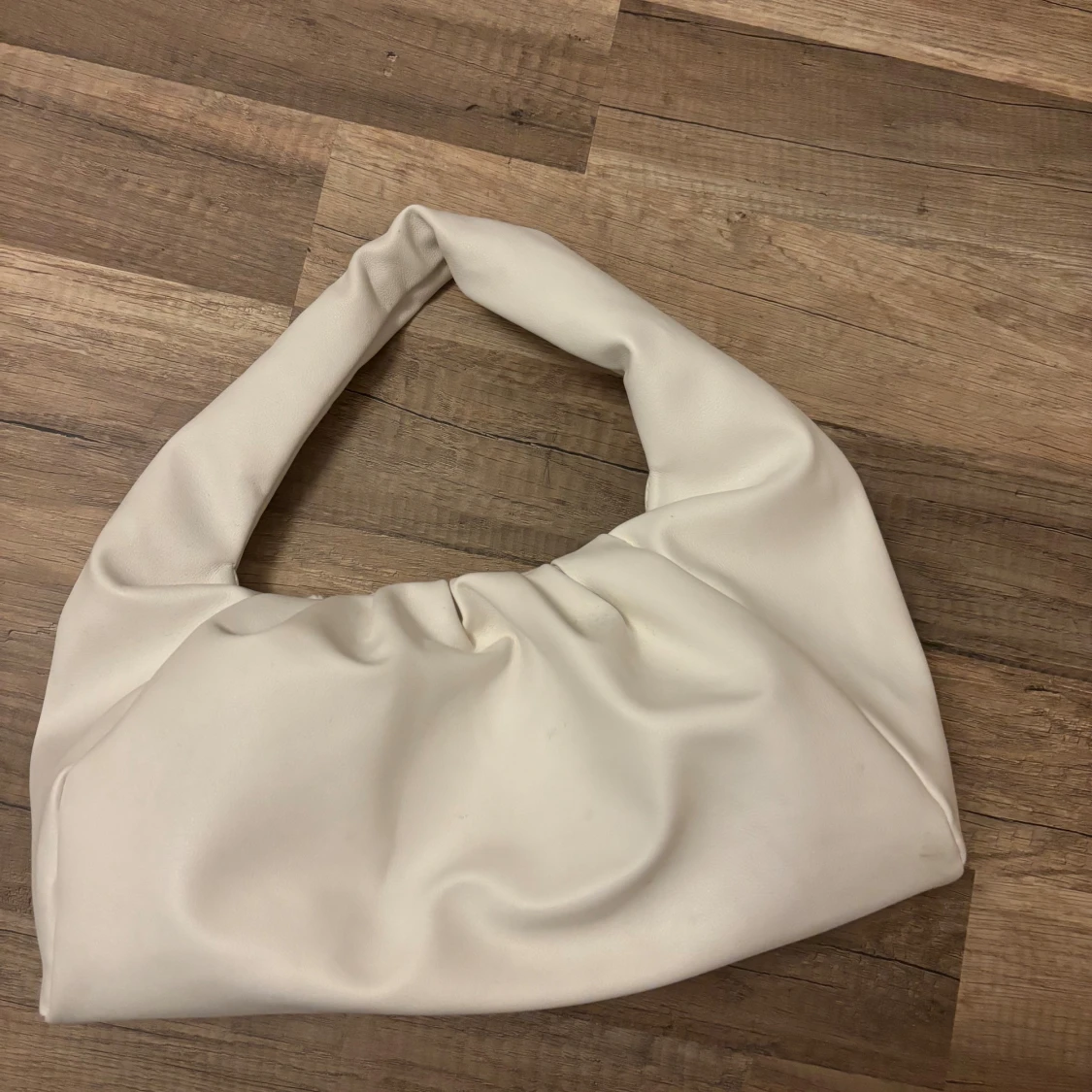 Vit axelväska i syntetmaterial - 91