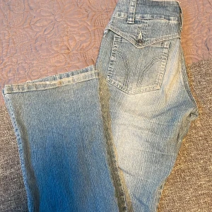 low waist bootcut jeans - ett par snygga lowwaist bootcut jeans som är köpta här på plick men som inte kommer till användning. midjemått: ca 34,5cm + stretch, innerbenslängd: ca 82,5cm. kontakta mig för bilder på och köparen står för frakten 💕💕💕