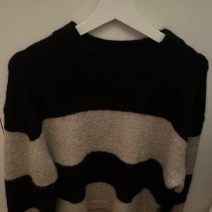 Stickad tröja  - Fin stickad tröja som är använd fåtal gånger, storlek S