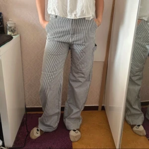 Mango randiga byxor - Blå vit randiga byxor från mango i storlek small  Pris kan diskuteras