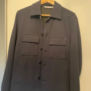 Zara overshirt - Bra skick. Lite stor i storleken. Tveka inte att höra av dig vid minsta fundering! 