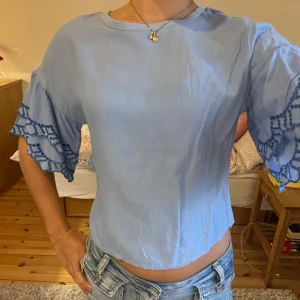 Ljusblå blus - Supersöt ljusblå blus med broderi på ärmarna