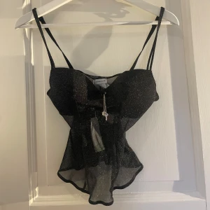 Glittrig intimissimi topp - Säljer denna intimissimi toppen med lappen kvar i strl S. Super snygg och guldglittrande❤️Kan diskutera pris vid snabb affär❤️